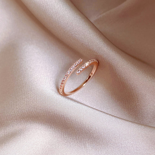 Anillo abierto ajustable con circonita geométrica – elegancia minimal y brillo sofisticado