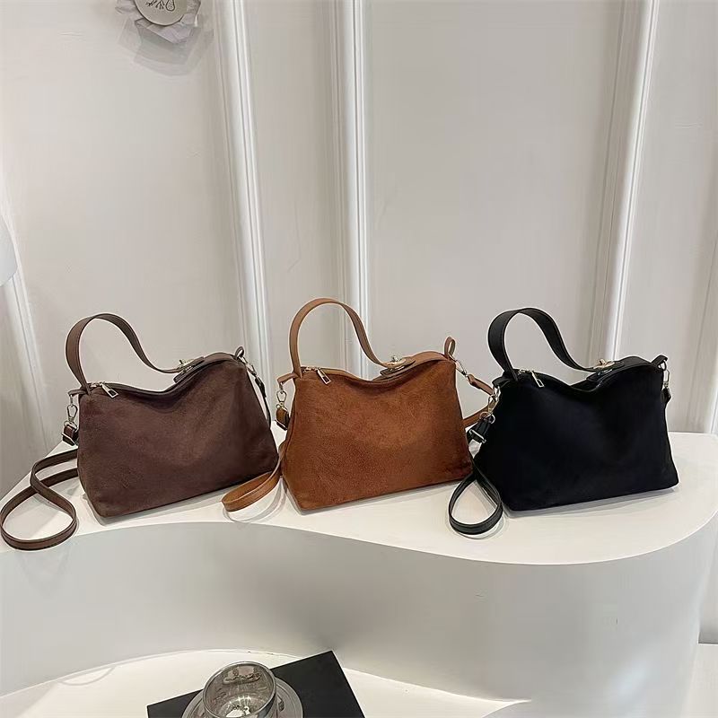 Bolso mate retro disponible en negro o marrón con correa bandolera ajustable