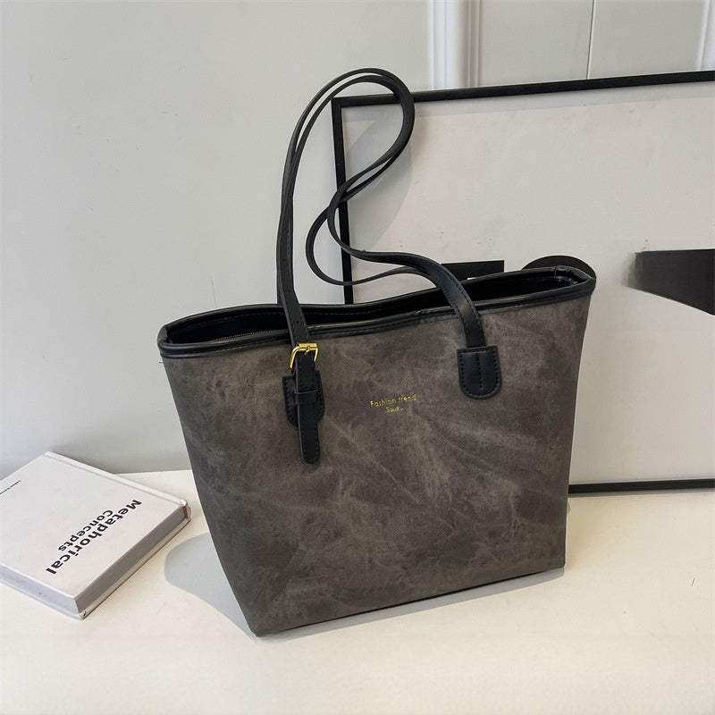 Bolso tote de cuero sintético con estampado efecto mármol. Gran capacidad, cierre con cremallera y correa ajustable