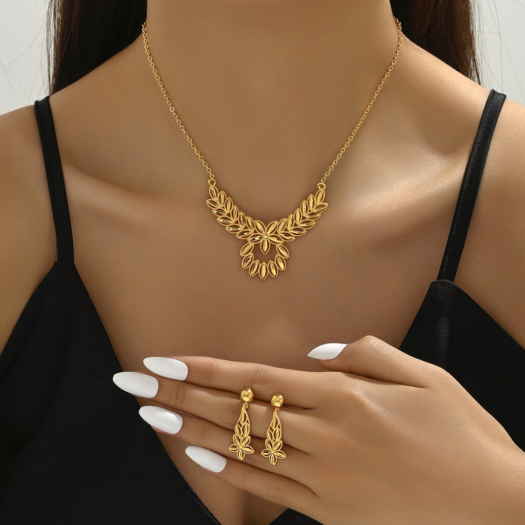 Conjunto de collar y pendientes chapado en oro 18K con diseño floral y cristales artificiales