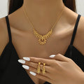 Conjunto de collar y pendientes chapado en oro 18K con diseño floral y cristales artificiales