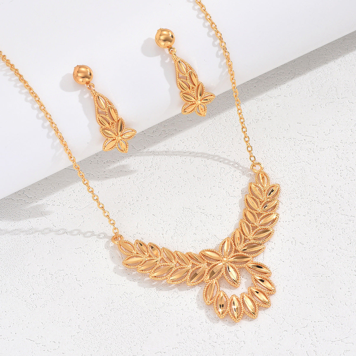 Conjunto de Collar y Pendientes Chapado en Oro con Diseño Floral
