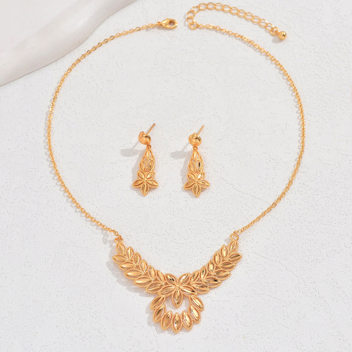 Conjunto de Collar y Pendientes Chapado en Oro con Diseño Floral