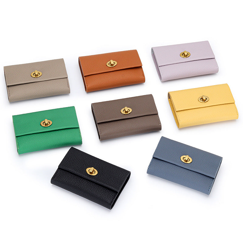 Monedero tarjetero multifuncional de cuero genuino de vaca. Diseño compacto con ranuras para tarjetas y monedas. Cierre de broche. Disponible en 8 colores.